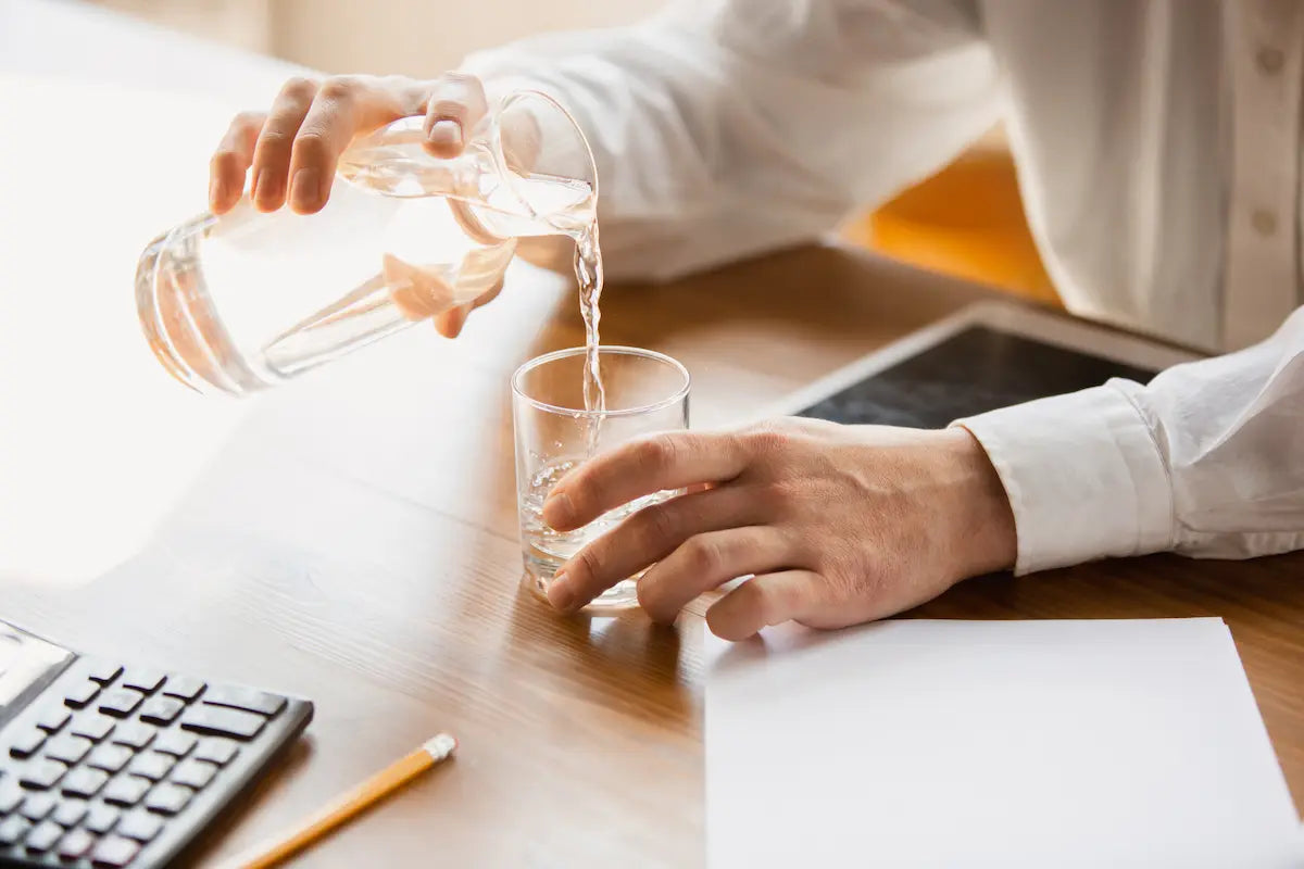 Water wordt in een glas geschonken